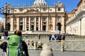 Zu Fuß als Pilgerin auf dem Weg zum Petersplatz nach Rom hat sich Sprecherin, Journalistin und Moderatorin Lara Hoffmann aus Mainz gemacht - zu sehen und zu hören im Live-Programm "Zu Fuß nach Rom".
